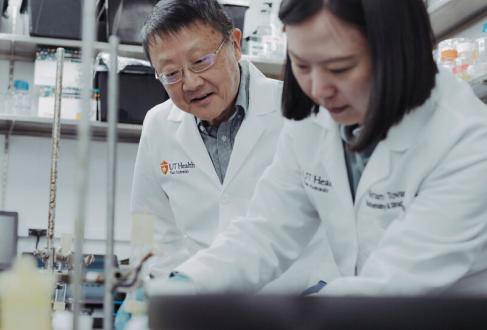 two scientists work in a research lab.